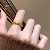 Anillo de Filigrana Cortada con Esmalte Dorado Arena Mismo Estilo de Puzuo Gold Shop para Mujer, Lujo Accesible y Sentido de Alta Gama, Anillo Versátil para Novia