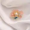 Broche de camelia para mujer, diseño exquisito, mariposa, rosa, ramillete, nicho, traje de alta gama, abrigo, accesorios florales