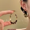 Pendientes de Resina con Estampado de Leopardo y Flor de Aguja Plateada Otoño e Invierno Estilo Retro Hong Kong Moda Pendientes Personalizados Lujo Accesible Pendientes de Gama Alta para Mujer