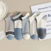 [Venta al por mayor de fábrica] calcetines calcetines cortos para hombre días de primavera y verano finos transpirables desodorantes deportivos masaje inferior calcetines de barco para estudiantes