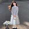 Elegante y dulce conjunto de dos piezas para niños mayores, con un top de diseño vanguardista de imitación de dos piezas combinado con una falda de encaje