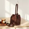Bolso de mujer de piel genuina 2026 nuevo estilo casual francés tipo cubo, elegante y de lujo ligero bolso bandolera de ante, disponible para venta al por mayor