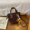 Bolso Cubo de Mano de Nicho Estilo Coreano para Mujer Nuevo Otoño/Invierno 2026 Bolso de Hombro Único Bordado con Hilo Acolchado de Diamantes Bolso Cruzado para el Trabajo y los Viajes