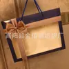 Caja de embalaje para toallas al por mayor de fábrica caja de regalo para dos toallas caja de regalo Tulipán con cuerda portátil caja vacía