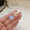 Brincos de Flor Vazados em Cor Contrastante Femininos de Primavera Design Coreano de Nicho Brincos de Tarraxa de Alta Qualidade Brincos Assimétricos Doces e Fofos