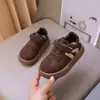 Zapatillas de entrenamiento alemanas para niños, nuevos modelos de primavera y otoño, zapatillas casuales con velcro para niños, zapatos para caminar antideslizantes de suela blanda para niñas