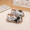 Sandálias Fechadas Vazadas para Bebê Menina 2026 Novo Estilo de Verão Sapatos de Princesa com Laço para Meninas Sapatos Macios para Caminhada de Bebê