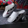 Pantuflas de suela gruesa para hombre, estilo nuevo de verano, para deportes al aire libre, que aumentan la altura, sensación de pisar mierda, suela suave, interiores, antideslizantes, frescas, estilo de hombre