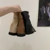 Sandalias de Tira con Tacón Grueso para Mujer Verano Ropa Exterior Sandalias Caladas 2025 Nuevo Estilo Francés Aumento Interno de Altura Pantalones Botines Cortos de Espiga