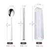 Juego de Cubiertos de Acero Inoxidable Transfronterizo Estilo Coreano Portátil de Tres Piezas Cuchara Tenedor Palillos Set de Caja de Almacenamiento para Viajes al Aire Libre con Impresión de Logo