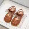 Sandalias Baotou Tejidas Huecas Transpirables Zapatos Casuales Estilo Pequeño Chanel Suela Suave Zapatos de Princesa para Niñas Zapatos Casuales de Verano 2026