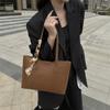 Bolsa Tote de Mano con Lazo de Bufanda de Seda de Lujo Ligero al por Mayor Bolso de Hombro con Costuras de Estilo Nuevo de Verano 2025 Bolso de Axila Moderno