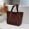 Estilo casual europeu e americano, elegante e de grande capacidade, 2026 camurça nova moda personalizado com tachas bolsa de ombro de pele de veado
