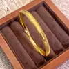 Loja de Ouro Mesmo Estilo Pulseira de Gelo Quebrado Coração Dourado para Mulheres, Versátil de Luxo Leve Acabamento Escovado de Alta Qualidade, Cor Duradoura