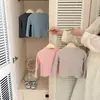 Camisa básica de outono infantil com gola semimangas franzida, nova roupa íntima macia e elástica para bebês meninas, peça versátil