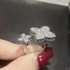 Conjunto de Moda de Lujo Ligero Versa Piel de Camarón con Anillo Pequeño de Diamante Roto Flor de Trébol de Cuatro Hojas Anillo de Zirconio Europeo y Americano para Mujer