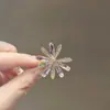 Moda nueva 2023 Broche de margarita para mujer Accesorios elegantes de alta gama combinan con todo Pin anti-exposición de celebridad de Internet Broche