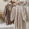 Ropa infantil coreana, vestido infantil de encaje con cuello redondo, manga murciélago, corte holgado, estilo primavera 2026, vestido floral estilo bosque para niñas