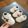 2025 primavera nuevos zapatos para niños al por mayor zapatos deportivos de suela blanda de cuero para niños zapatos coreanos Forrest Gump zapatos blancos
