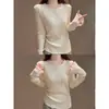 Top de punto dulce y femenino estilo coreano con bordes rizados, mangas largas, cuello redondo, tacto de alta gama, corte ajustado, adecuado para capas