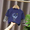 Camiseta de manga larga para niños, top de otoño, nuevo modelo 2026 para niños, algodón puro, estilo primavera y otoño, patchwork a rayas, imitación de dos piezas