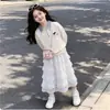Conjunto versátil de top xadrez com retalhos e gola alta e saia de cor sólida com renda, estilo preppy para meninas, novidades da primavera e outono de 2026