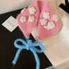 Atacado Outono e Inverno 2025 Novos Protetores de Orelha com Cadarço Floral Coreano para Mulheres, Design de Nicho, Cachecol de Gola Quente e Coberturas para Orelhas