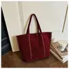 Bolsa Tote Grande Capacidade com Rebites Retrô Feminina Moda Outono/Inverno 2026 Nova Tendência Bolsa de Ombro e Mão em Couro Macio Bolsa Casual
