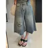 Jeans acampanados cropped rotos estilo americano para mujer, diseño de verano 2026 para figuras petite, pantalones rectos holgados y estilizados de longitud media