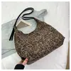 Bolso de axila de leopardo de gran capacidad para mujer, nuevo bolso de hombro de moda 2025, bolso tote casual retro simple para el día a día