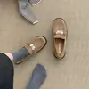 Novos mocassins vintage de fivela de metal para mulheres, primavera de 2026, bico redondo, salto grosso, calce fácil, sapatos de couro da moda baixos