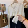 Suave y etéreo lana cuello en V botón de perla encaje ganchillo de alta gama adelgazante suave y elegante top de punto para mujer