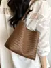 Bolso de axila de nicho de alta gama para mujer 2026 Nuevo Verano Súper Caliente Exquisito Bolso tipo cubo de un solo hombro para axila