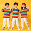 Conjunto de Atividades Escolares para 2-18 Anos Camiseta Arco-Íris Calça Vermelha Conjunto de Quatro Peças Roupas para Apresentação de Palco para Alunos do Ensino Fundamental e Médio