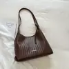 2026 Verão Nova Bolsa Tote de Textura Trançada Grande Capacidade para Mulheres Bolsa de Ombro Único para o Trabalho Estilo Coreano Moda Cor Sólida Bolsa de Braço