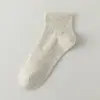 Meias Masculinas Zhuji Primavera e Verão Finas Curtas Malha Respirável Absorvente de Suor Esportivas Jovens Sem Costura Cano Curto Masculinas