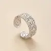 Anillo de Flor de Cuatro Hojas Hueco para Mujer, Exquisito, Ligero, Lujoso y de Gama Alta, Anillo Abierto para Dedo Índice, Joyería de Diseño de Nicho Estilo Antiguo