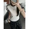 Camiseta a Rayas de Manga Corta Ajustada de Moda para Mujer Primavera/Verano 2026 Estilo Ins con Diseño de Bordado de Lazo Top Versátil Adelgazante