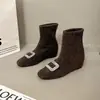 Botas Curtas de Lã Fashion com Fivela Quadrada de Strass Aumentadoras de Altura Femininas 2026 Outono/Inverno Nova Chegada Botas Emagrecedoras com Veludo Adicional Botas Mary Jane de Algodão