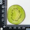 Especimen de rodaja de kiwi, funda de teléfono de resina DIY hecha a mano, accesorio UV, decoración de flor prensada de planta