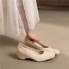 Sapatos Femininos de Salto Interno para Ir ao Trabalho Sapatos Únicos Salto Alto Suave Bico Quadrado Vento Sola Macia Retrô Francês Sapatos Mary Jane Preguiçosos Sapatos de Corte Baixo