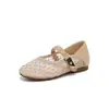 Sapatos Mary Jane vazados em malha com formato de diamante para mulheres, ajustáveis com tiras de rebite, planos e respiráveis, adequados para passeios de primavera e verão, versáteis com um corte baixo