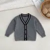 Novo Cardigan Suéter de Tricô Gola V para Bebês Meninos e Meninas 100% Algodão Puro Primavera Outono Estilo Coreano Unissex Roupa de Fora Casual Versátil para Bebê