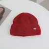 Chapéu de Tricô Simples com Etiqueta de Metal Colorida Dopamina para Mulheres Outono e Inverno Novo Chapéu Quente Espesso Acessório Afina o Rosto