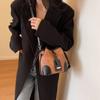 Bolsa simples para combinar com tudo de Outono e Inverno para mulheres 2023 nova moda bolsa balde cor contrastante nicho sensação de alta qualidade bolsa de ombro Tong Qin