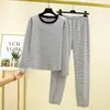 Nuevo conjunto de mujer para otoño e invierno: Conjunto de terciopelo a rayas alemán con cuello redondo y pantalones con puños, holgado, casual, engrosado, cálido para estar en casa