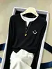 Elegante Camiseta de Manga Larga de Algodón Puro para Mujer con Cuello Henry, Aspecto de Dos Piezas, Moderna y Versátil, Reductora de Edad, Favorecedora, Top Negro