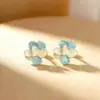 Pequenos e simples, estes brincos florais em formato de gota, tingidos com óleo, oferecem uma estética doce, fresca e delicada com um design único.