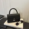 Bolsa de alta qualidade, casual e fashion, modelo novo outono 2026, bolsa quadrada pequena simples de cor sólida, bolsa transversal versátil e estilosa