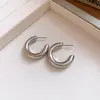 Brincos de Metal Prateado em Forma de C Estilo Minimalista Europeu e Americano Moda Simples Brincos de Tarraxa High-End Brincos Únicos de Nicho Venda por Atacado